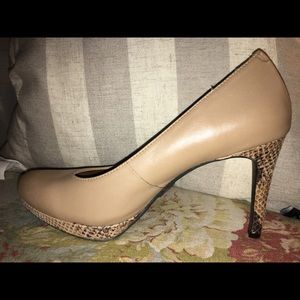 Nude leather pumps with snakeskin heel
